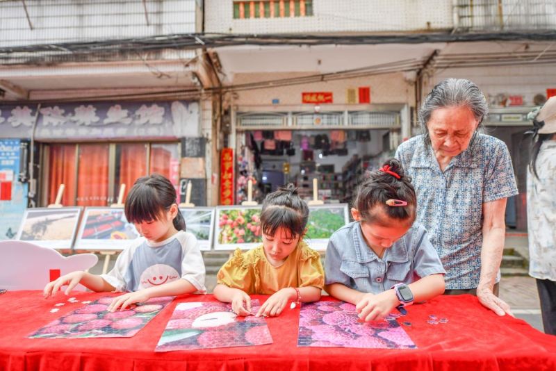 活動現(xiàn)場，荔枝拼圖比賽吸引著小朋友們積極挑戰(zhàn)。  主辦方供圖.jpg