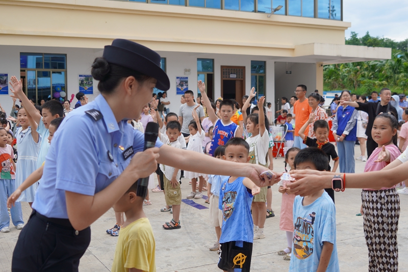 小朋友們和民警互動(dòng)。白沙公安局供圖