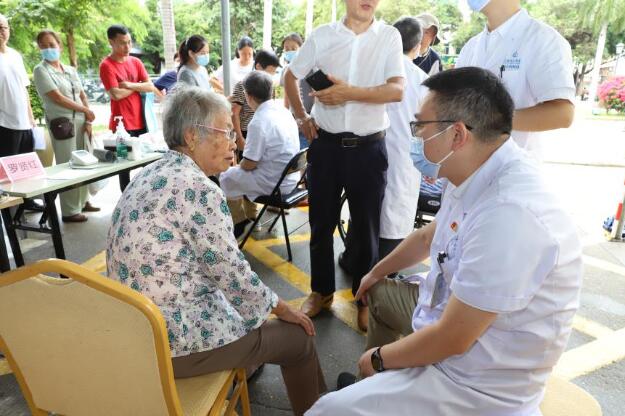 三亞市人民醫(yī)院骨科王建華主任義診現(xiàn)場(chǎng)。蔡元廣攝