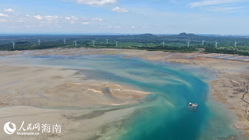 退潮后海岸形成飄逸的藍(lán)色彩帶。人民網(wǎng)記者 符武平攝