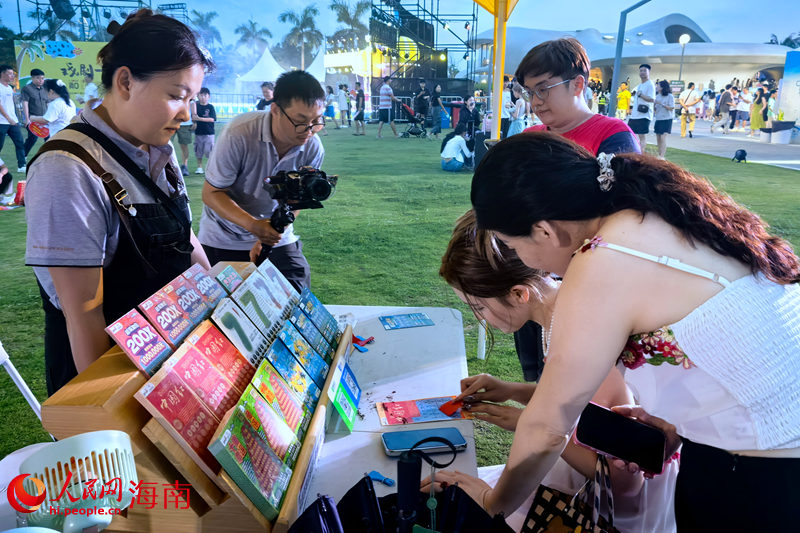 市民游客在中國(guó)體育彩票展位前體驗(yàn)“頂呱刮”產(chǎn)品。 人民網(wǎng)記者 孟凡盛攝 (2)