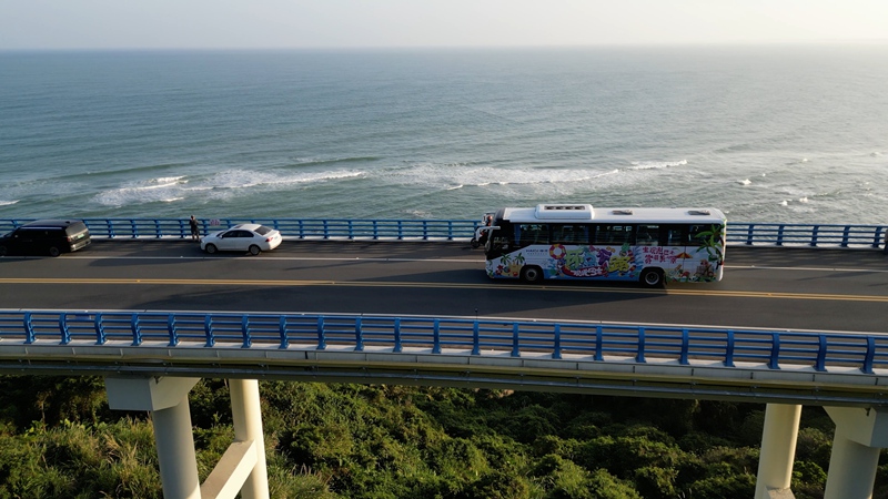 海南環(huán)島旅游公路觀光巴士。海汽集團供圖