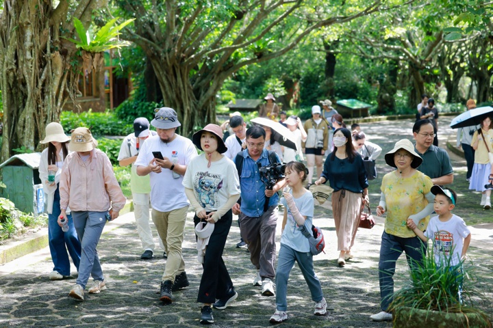 采風(fēng)團(tuán)隊(duì)來(lái)到中國(guó)雷瓊世界地質(zhì)公園海口園區(qū)，感受這片生態(tài)美景。?？谑形W(wǎng)信辦供圖