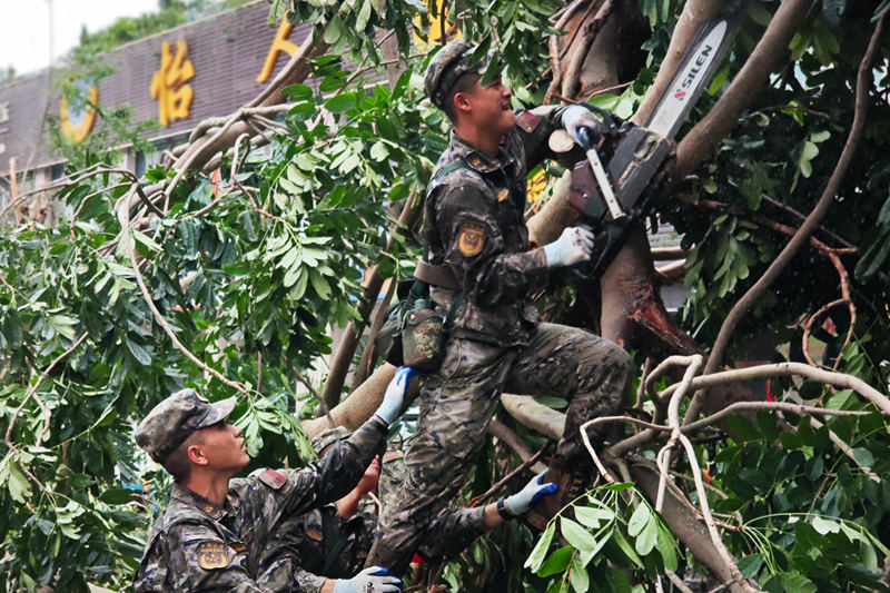 武警官兵進行搶險救援。 武警海南總隊供圖