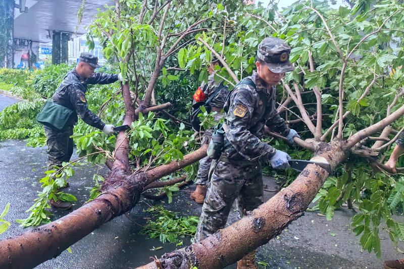 武警官兵進(jìn)行搶險(xiǎn)救援。 武警海南總隊(duì)供圖