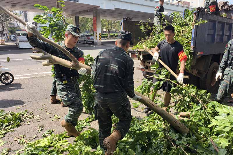 武警海南總隊進行排障搶險任務(wù)。武警海南總隊供圖