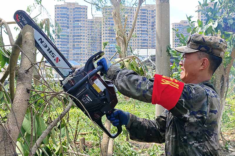 武警海南總隊(duì)進(jìn)行排障搶險(xiǎn)任務(wù)。武警海南總隊(duì)供圖