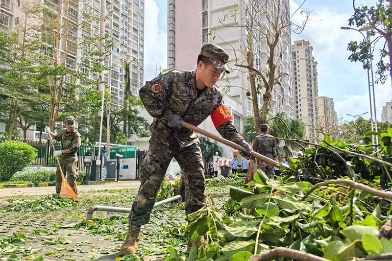 武警海南總隊進行排障搶險任務(wù)。武警海南總隊供圖