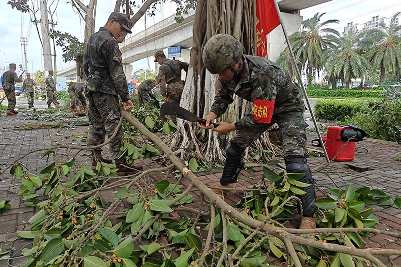 武警海南總隊進行排障搶險任務(wù)。武警海南總隊供圖