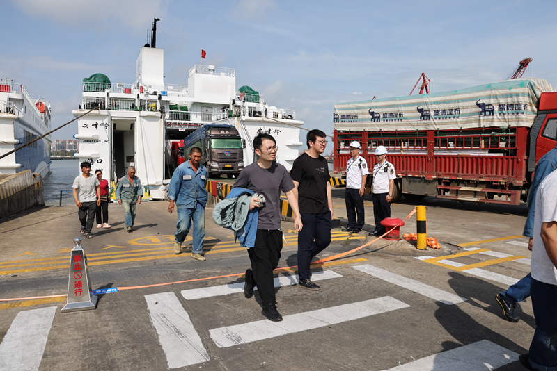 瓊州海峽復(fù)航后客滾船抵達(dá)港口。海南海事局供圖