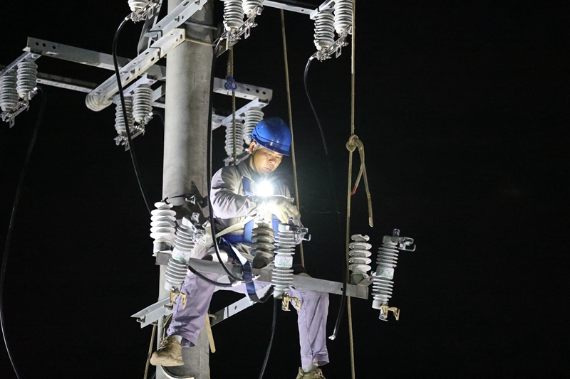 9月10日凌晨，南方電網廣東茂名供電局支援海南電力搶修人員?？谑旋埲A區(qū)白水塘路邊連夜開展施工作業(yè)。（黃琦之）