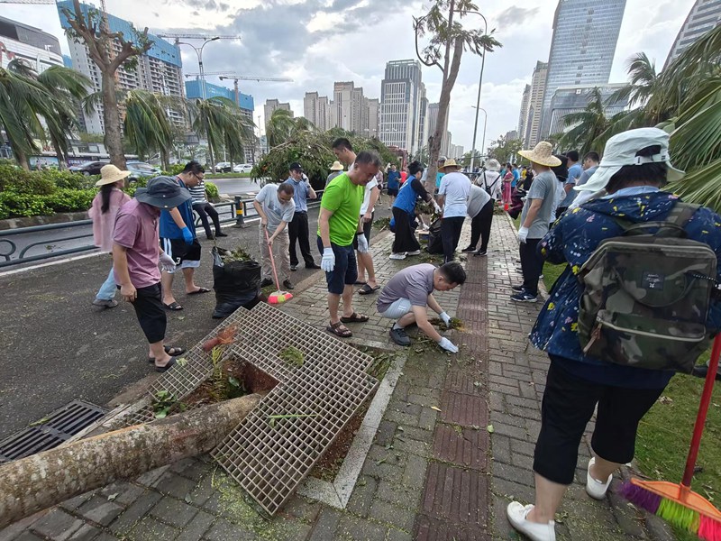 海南省分公司直屬機關(guān)黨員參與道路清障工作。