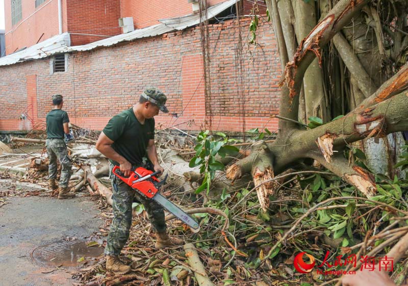 武警官兵正在進(jìn)行清障。人民網(wǎng)記者 牛良玉攝