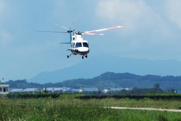 國內(nèi)首條從海南三亞出發(fā)至廣東湛江的省際跨海直升機(jī)航線成功完成首飛。南航通用航空股份有限公司供圖