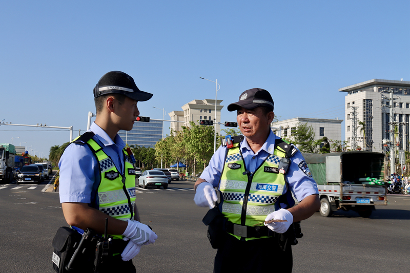 交警在路口執(zhí)勤。 鐘玲攝