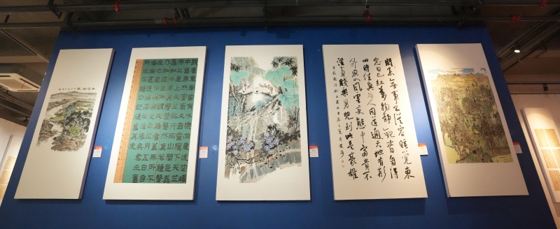 現(xiàn)場展出的書法美術作品（部分）。 主辦方供圖