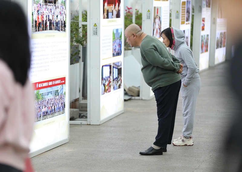 市民游客參觀圖片展。 主辦方供圖