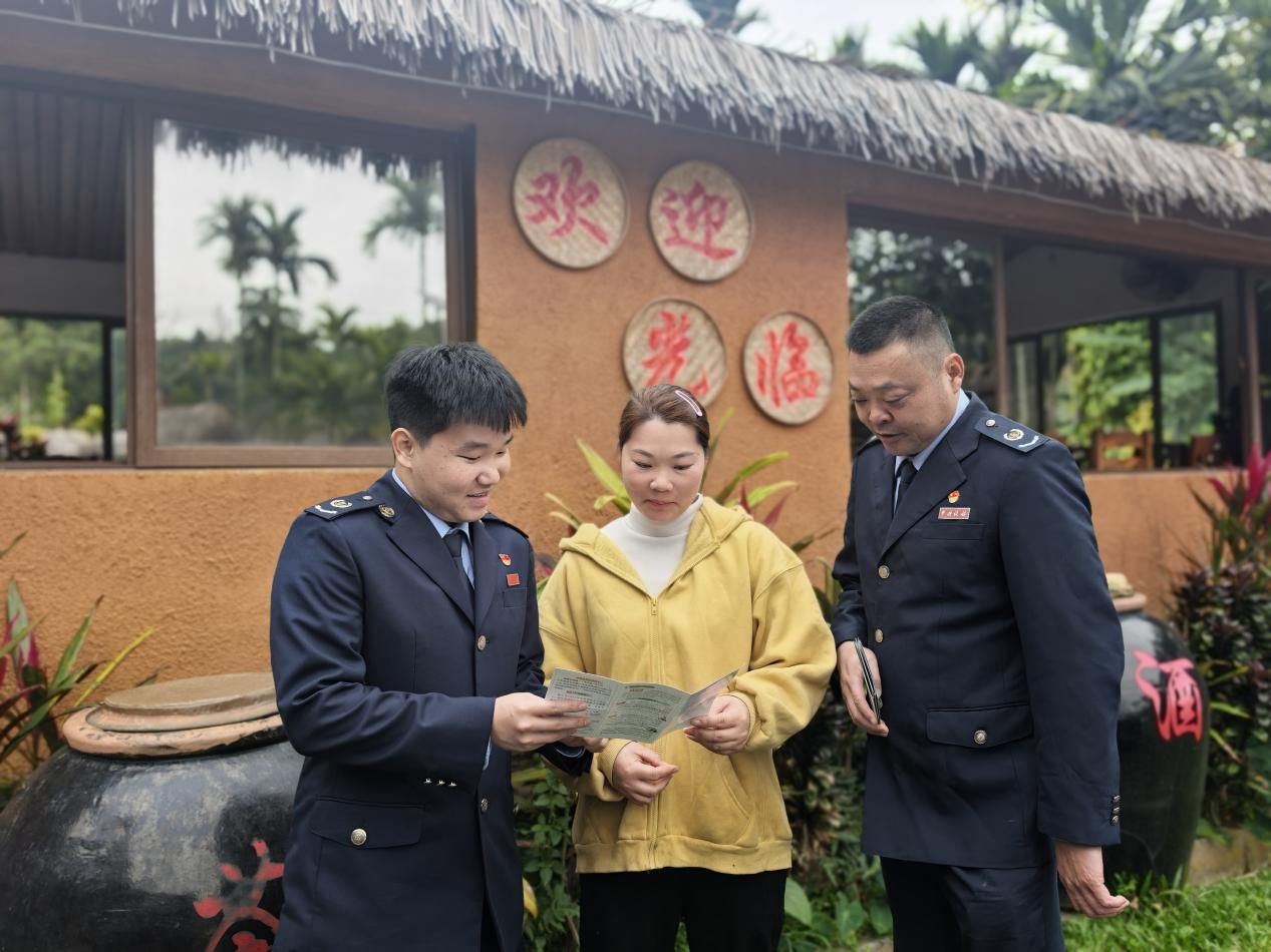 “稅務(wù)小哥”服務(wù)隊成員為新注冊的毛納山水間休閑莊負責人講解稅收優(yōu)惠政策，扶穩(wěn)新辦納稅人走好經(jīng)營“第一步”。 攝影：王琳琳