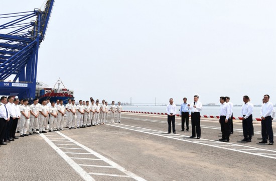 2022年4月10日至13日，中共中央總書記、國家主席、中央軍委主席習近平在海南考察。這是12日上午，習近平在洋浦國際集裝箱碼頭小鏟灘港區(qū)，同現(xiàn)場作業(yè)人員、掛職干部代表等親切交流。新華社記者 燕雁 攝