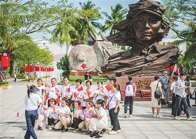 市民游客在紅色娘子軍紀(jì)念園參觀。特約記者 蒙鐘德 攝